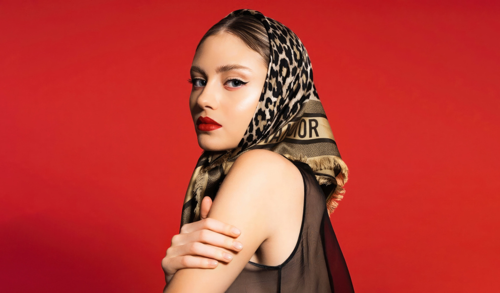 Красивая молодая девушка модель Лени Олуми Клум