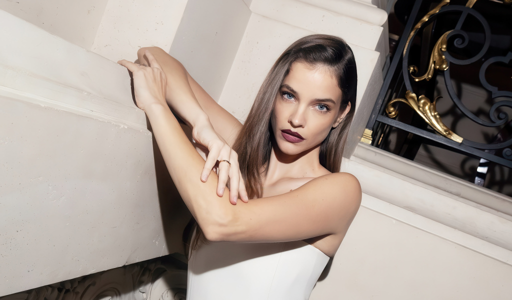 Голубоглазая красивая модель Барбара Палвин сидит на полу у дивана