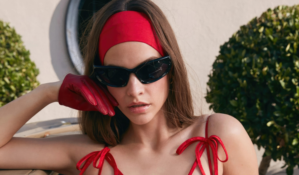 Яркая девушка в красном модель Барбара Палвин