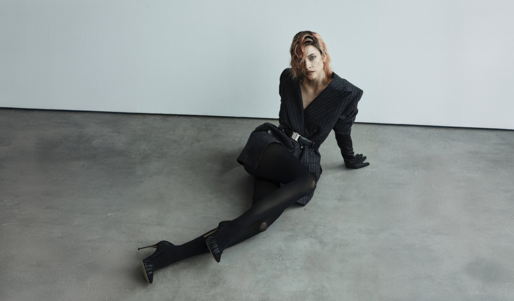 Модель Барбара Палвин в черном наряде сидит на полу