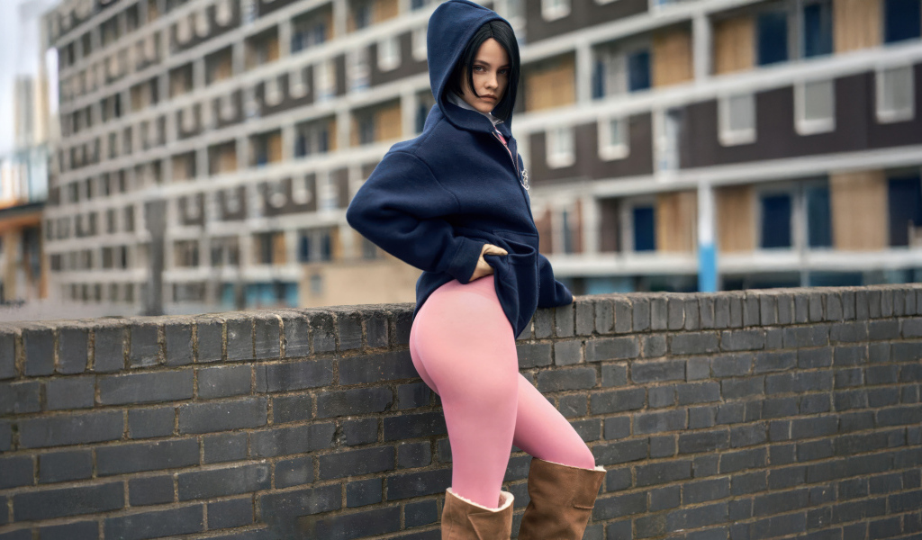 Модель Барбара Палвин в розовых лосинах