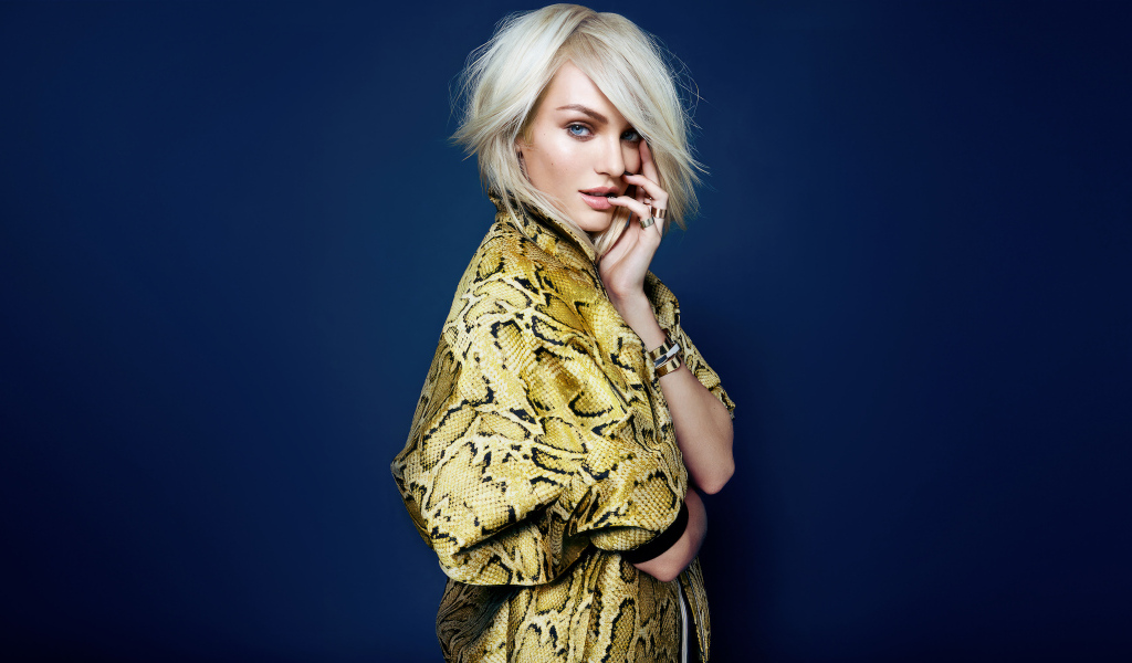 Модель Кэндис Свейнпол на синем фоне