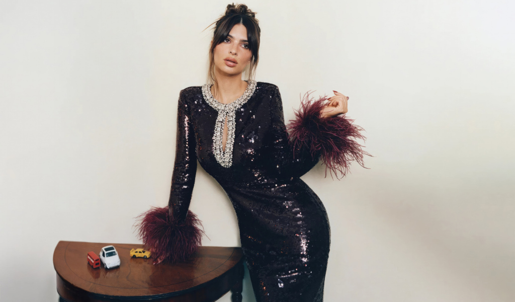 Модель Эмили Ратаковски в красивом платье