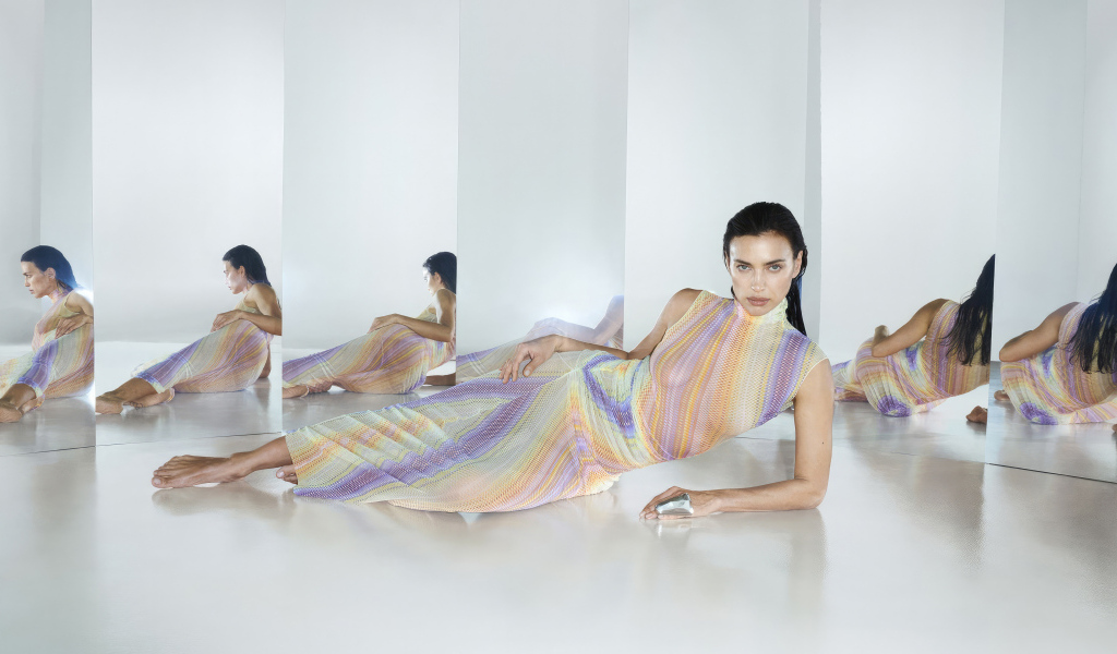 Модель Ирина Шейк в красивом платье