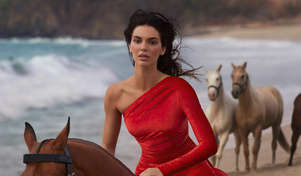 Модель Кендалл Дженнер в красном платье скачет на лошади