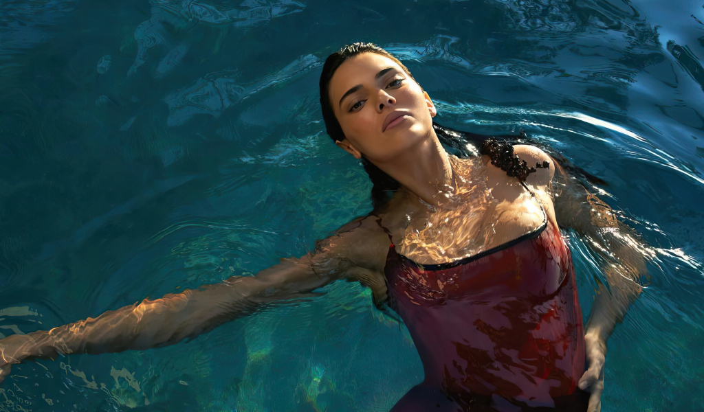 Модель Кендалл Дженнер лежит в бассейне