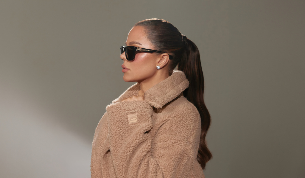 Модель Клои Кардашьян в шубе и черных очках