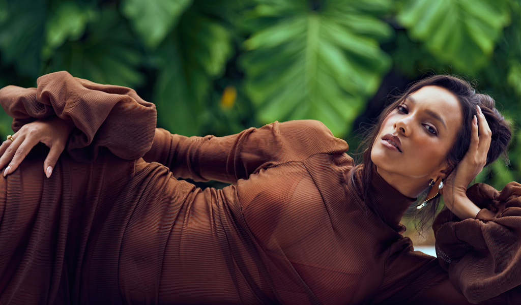 Модель Лаис Рибейро в коричневом платье лежит на полу