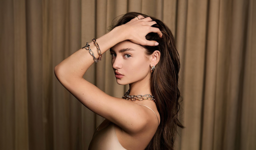 Модель Лени Олуми Клум  с руками в волосах