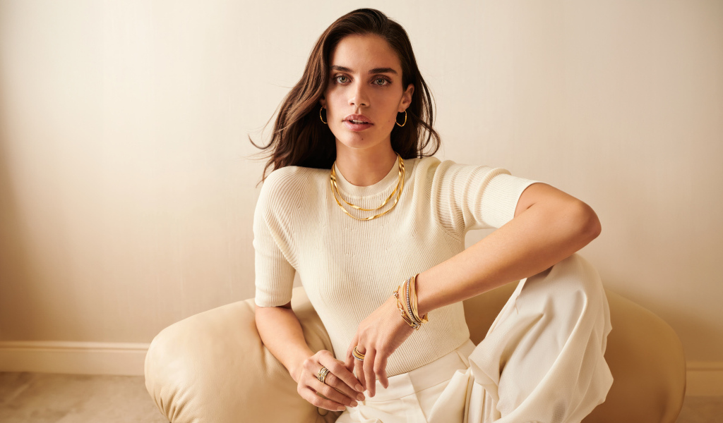 Португальская модель Сара Сампайо сидит в кресле