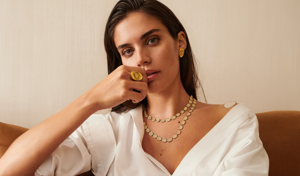 Молодая португальская модель Сара Сампайо в белом наряде