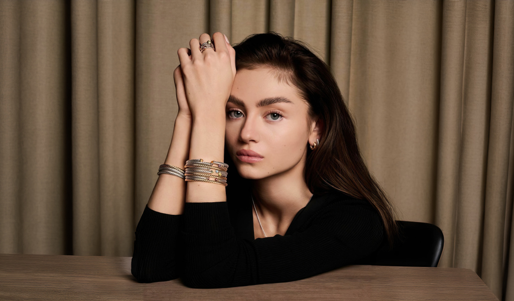 Молодая модель Лени Олуми Клум  с красивыми глазами