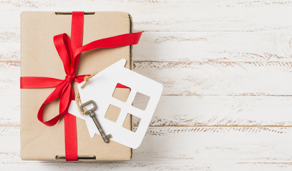 Подарок с ключом от квартиры на столе