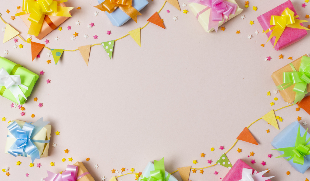 Много подарком на сером столе