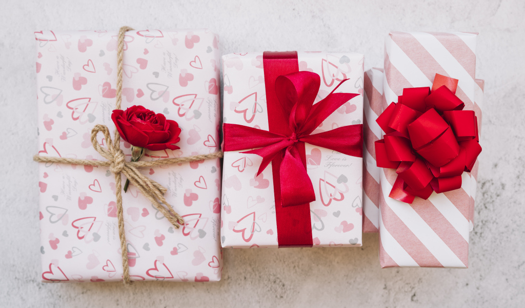 Три коробки с подарками на столе