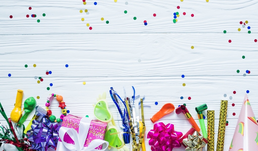 Атрибуты для дня рождения на белом фоне