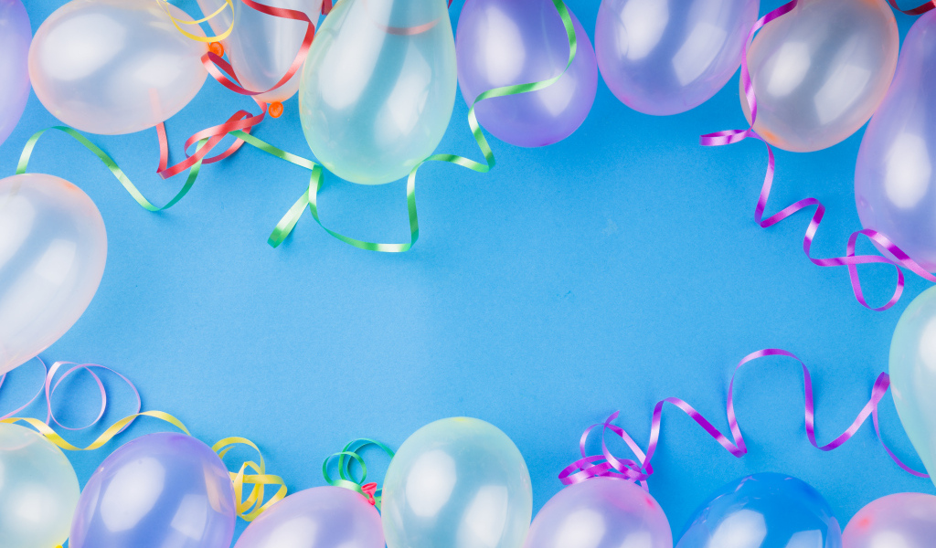 Надувные шарики на голубом фоне