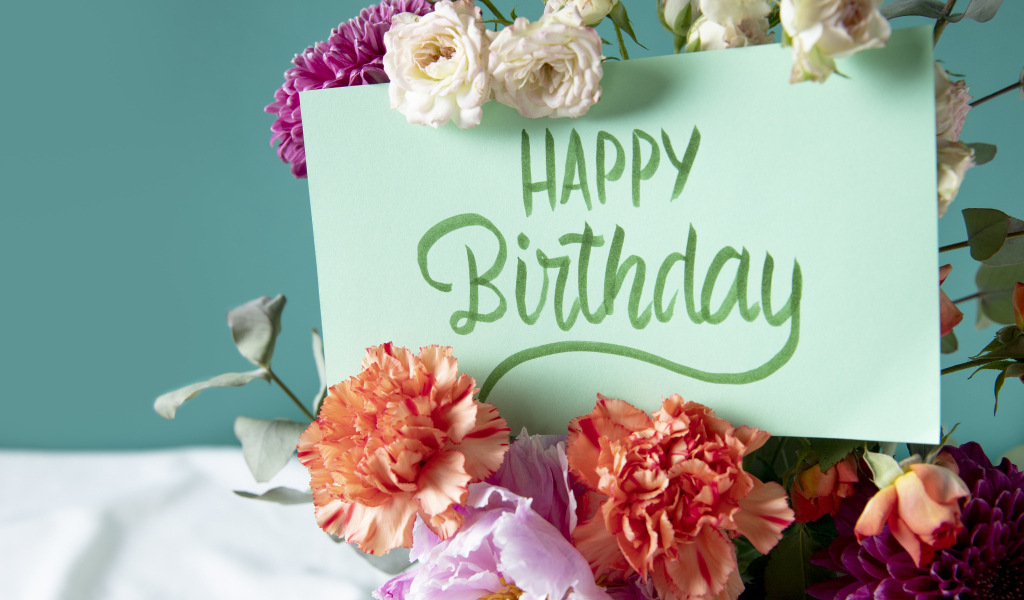 Надпись на листе с днем рождения с цветами