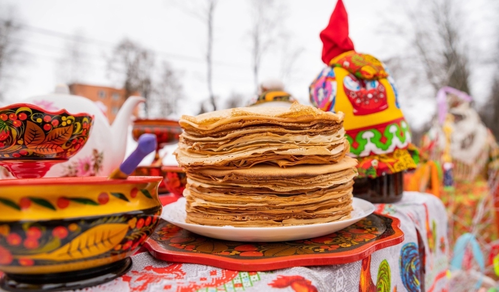 Стопка блинов на празднике Масленица