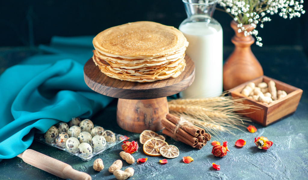Аппетитные тонкие блины на столе на праздник Масленица