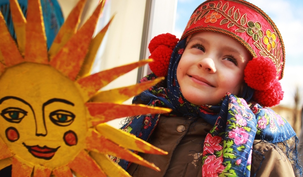 Девочка в костюме на праздник Масленица