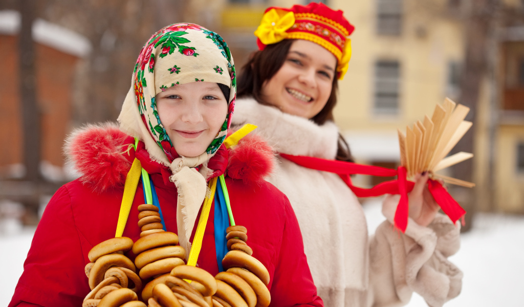 Девочка в с баранками на праздник Масленица 2024