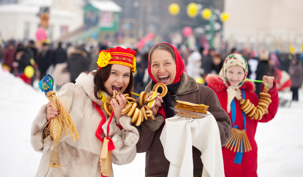 Женщины с угощениями на праздник Масленица