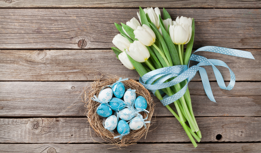Букет белых тюльпанов с корзиной пасхальных яиц
