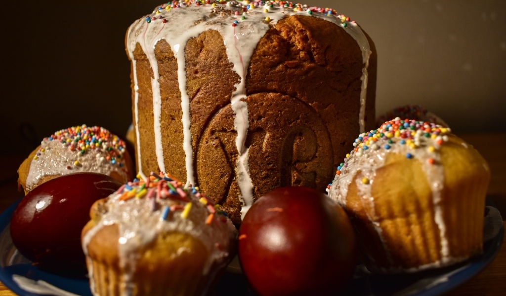 Пасхальные куличи с кексами и крашеными яйцами