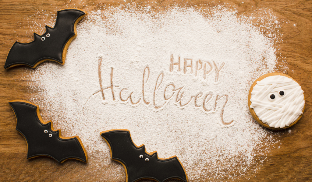 Печенье в форме летучих мышей на разделочной доске на Хэллоуин