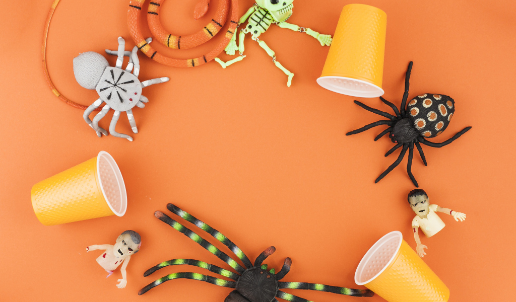 Игрушки на Хэллоуин на оранжевом фоне
