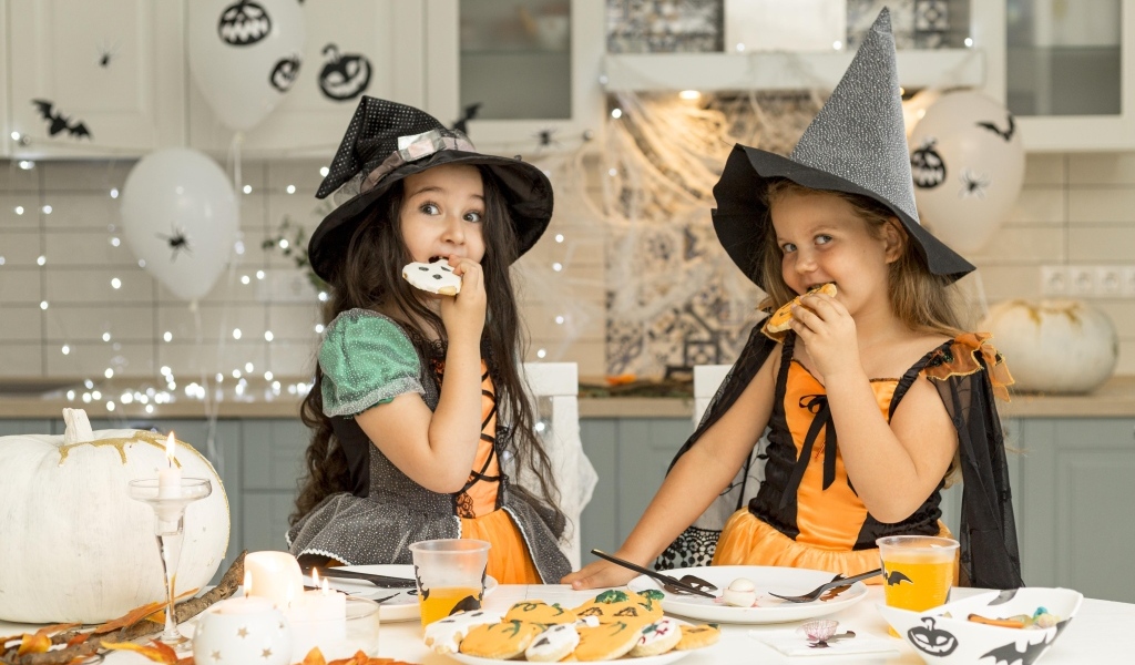Две маленькие девочки в костюмах на Хэллоуин