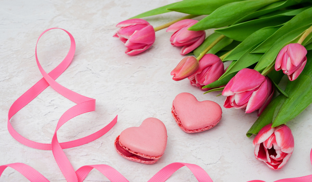 Букет тюльпанов с лентой и печеньем на 8 марта