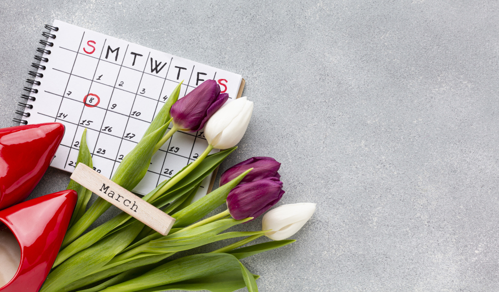 Календарь, красные туфли и букет тюльпанов на 8 марта