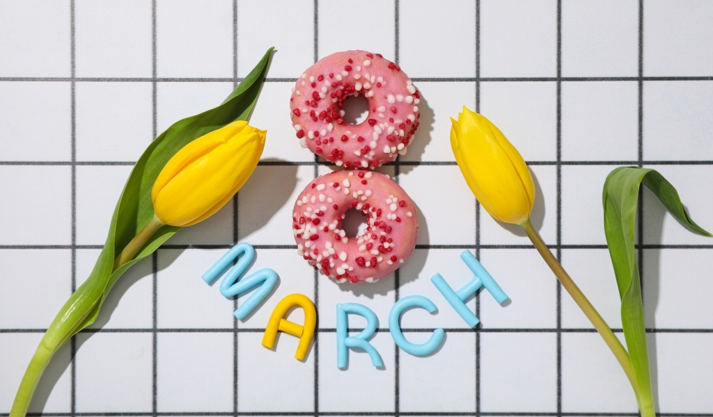 Два пончика с желтыми тюльпанами на 8 марта