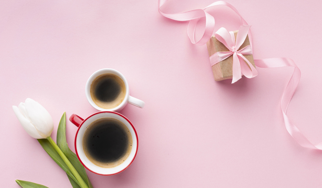 Две кружки кофе, тюльпан и подарок для любимой на 8 марта