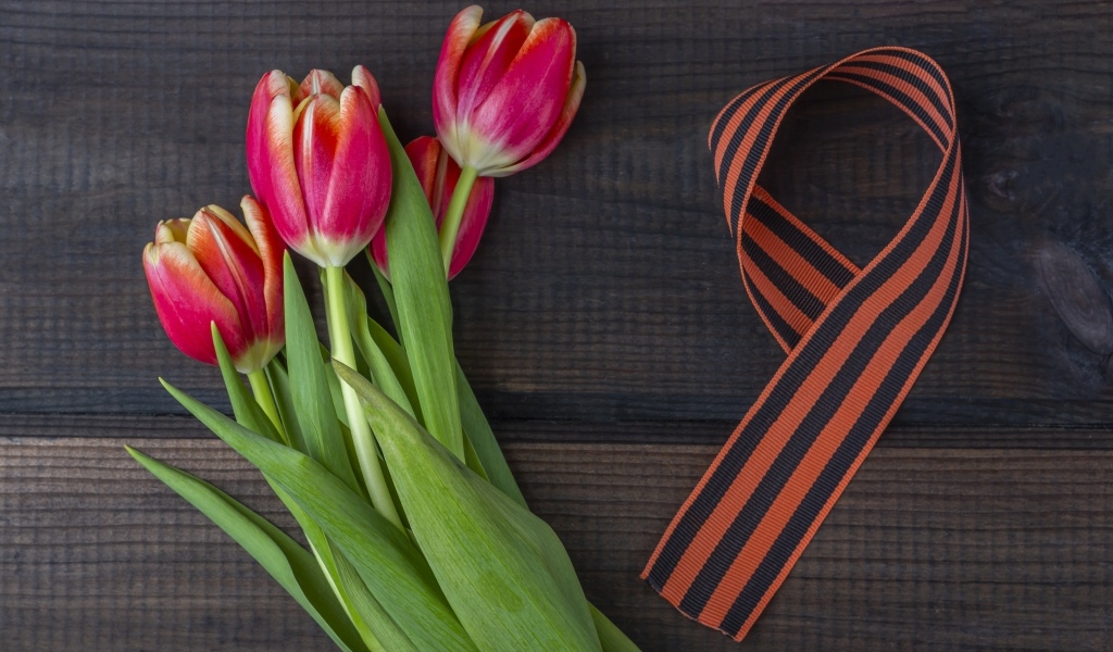 Георгиевская лента с букетом тюльпанов на 9 мая