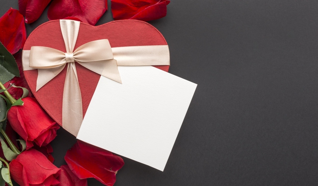 Подарок и цветы на сером фоне, шаблон поздравительной открытки