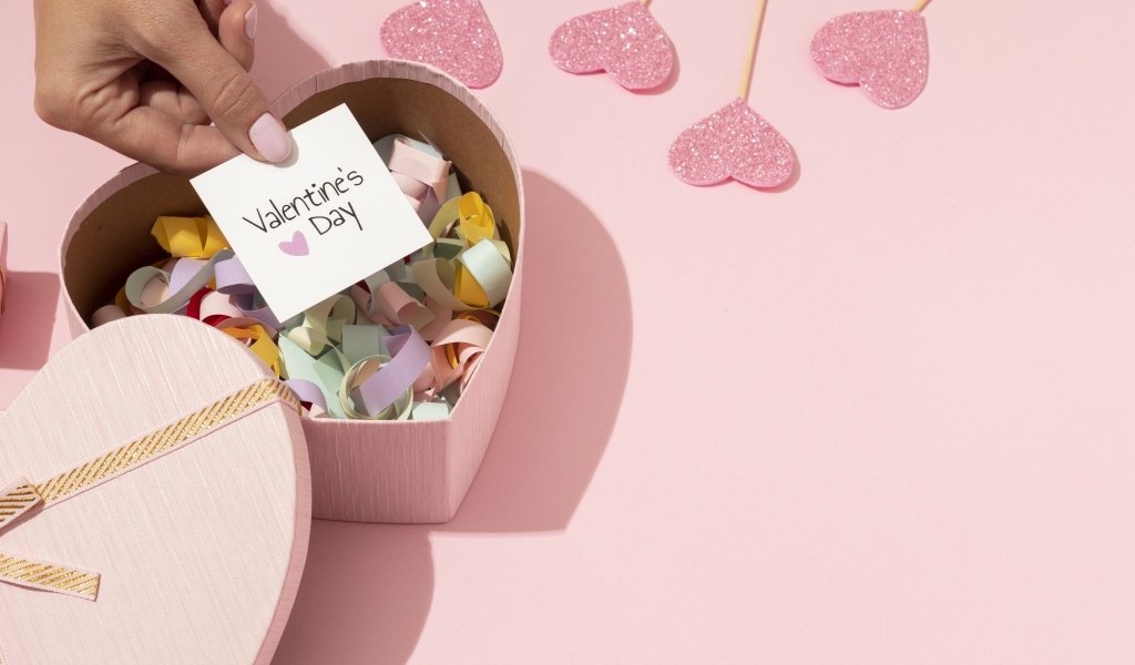 Коробка в форме сердца на розовом фоне на День Святого Валентина