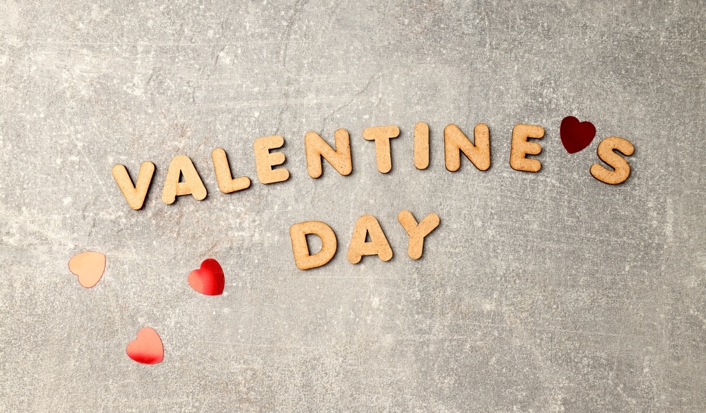 Буквы на сером фоне на день Святого Валентина