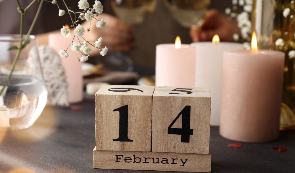Зажженные свечи и кубики на день влюбленных 14 февраля