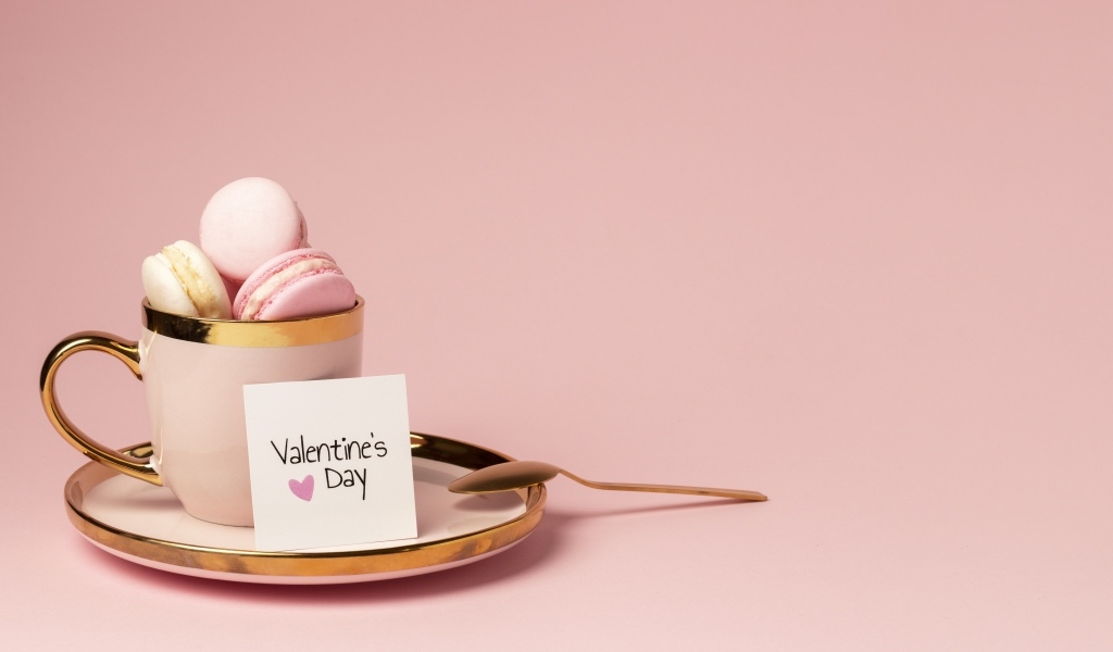 Кружка с десертом макарон на день Святого Валентина