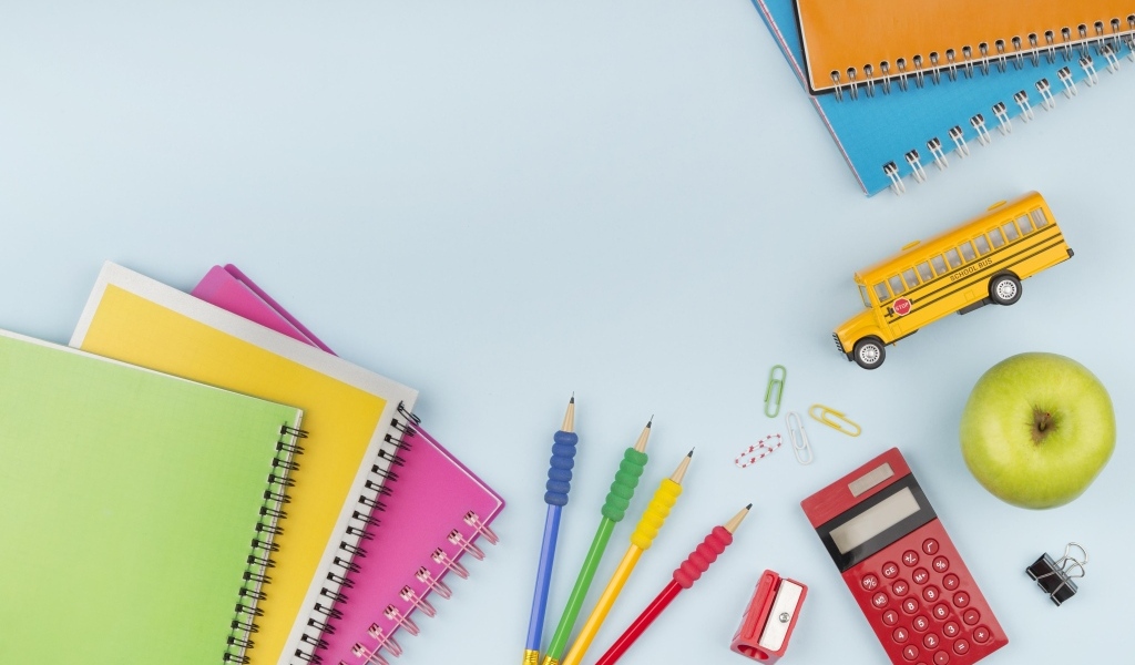 Канцелярские предметы на голубом фоне