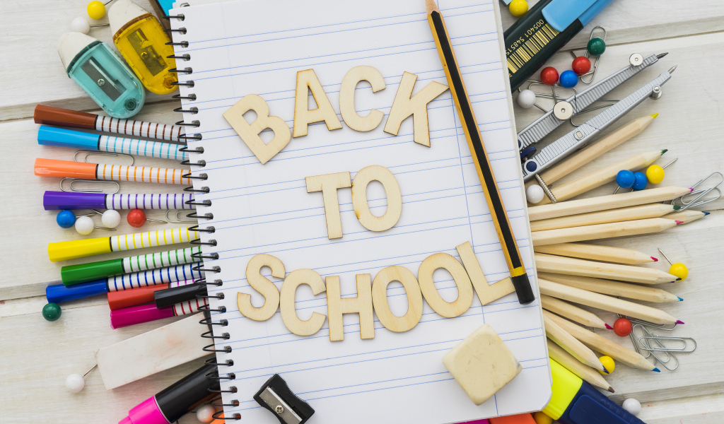 Канцелярские предметы с блокнотом и надписью 