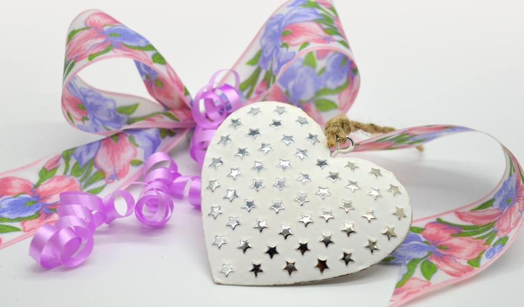 Красивое сердце в звездах с ленточкой