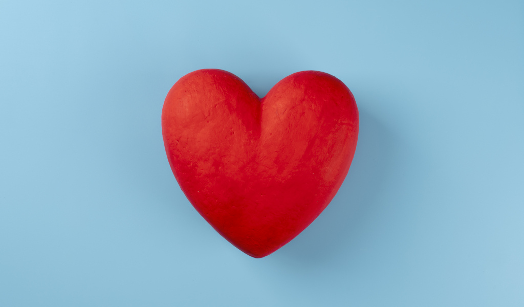 Большое красное сердце на голубом фоне