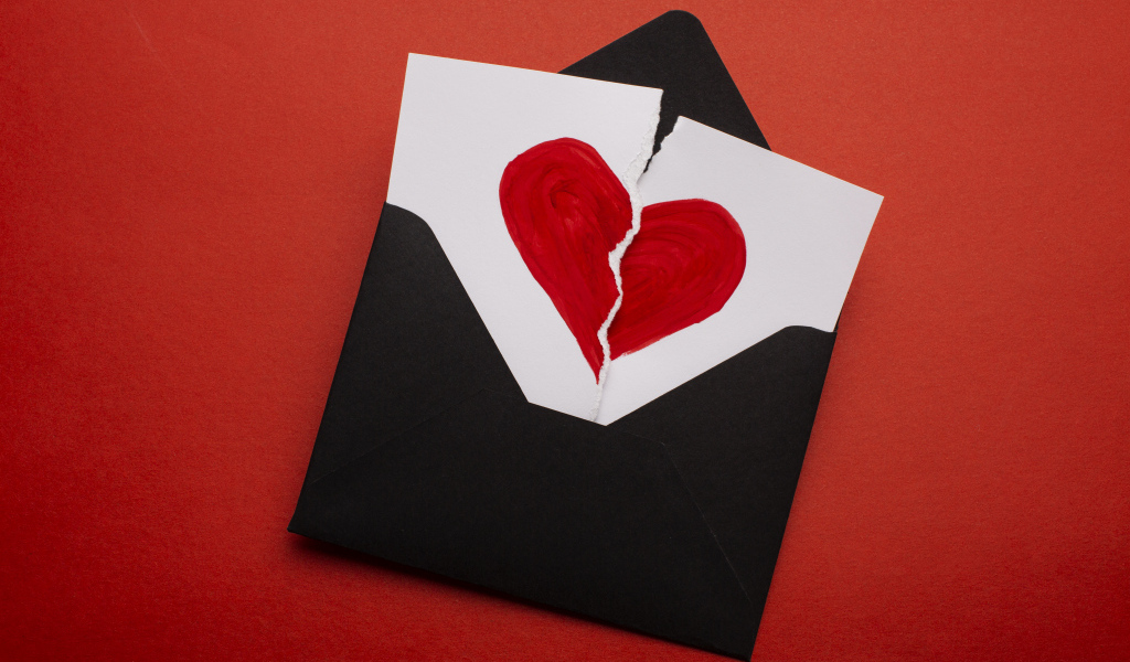 Черный конверт с нарисованным разбитым сердцем