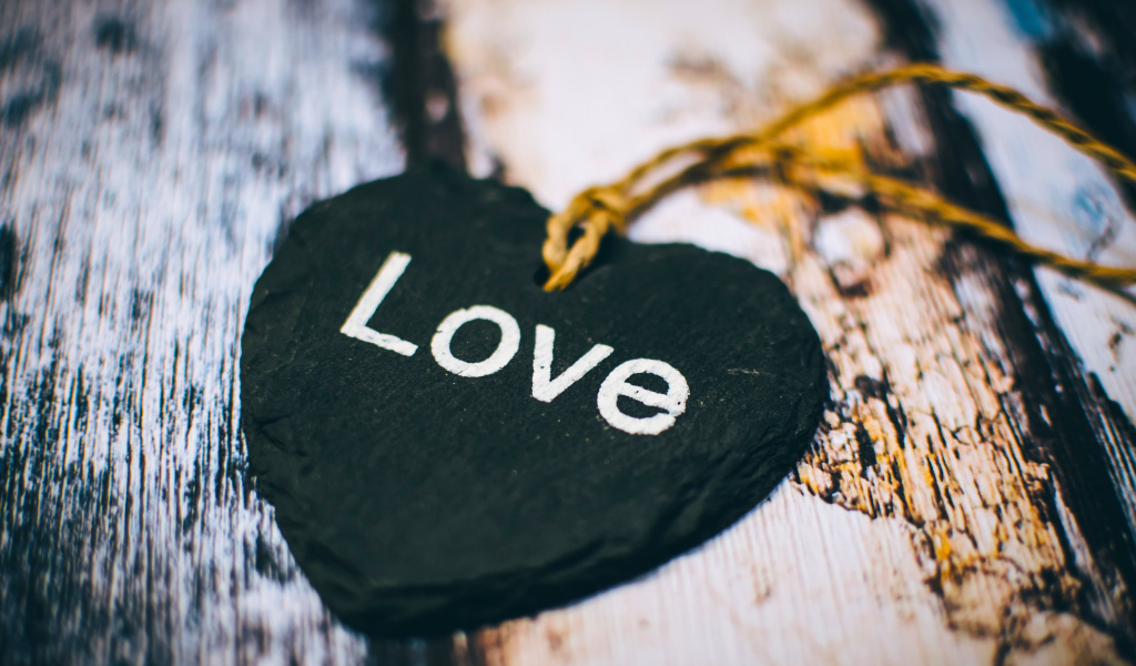 Черное каменное сердце на нитке 