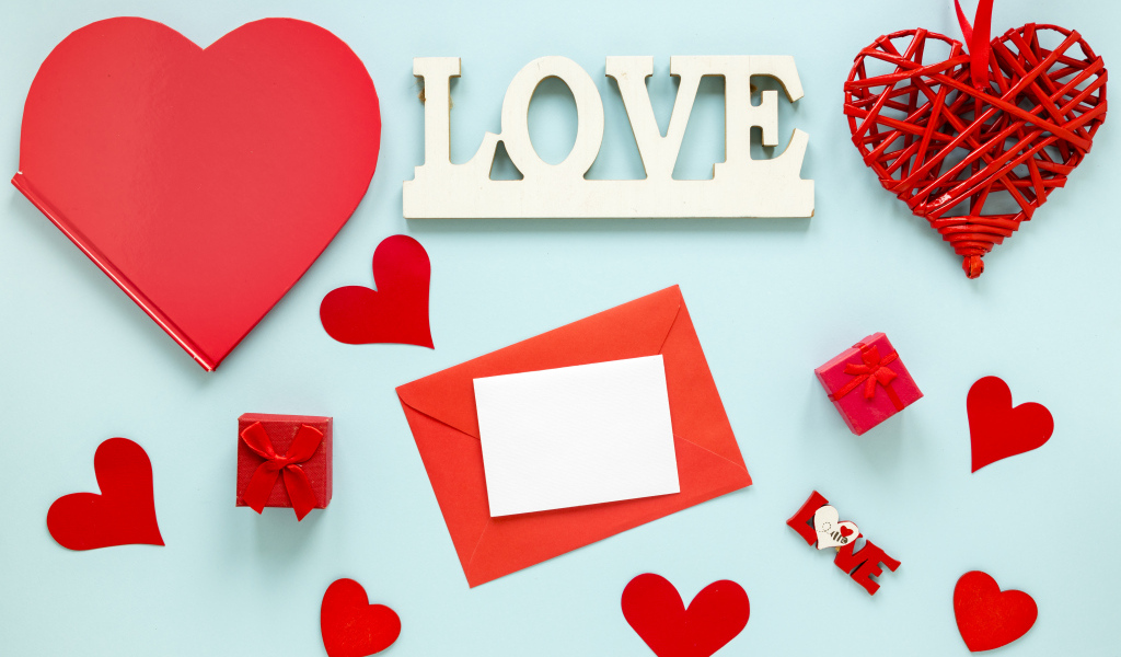 Голубой фон с красными сердцами и надписью любовь