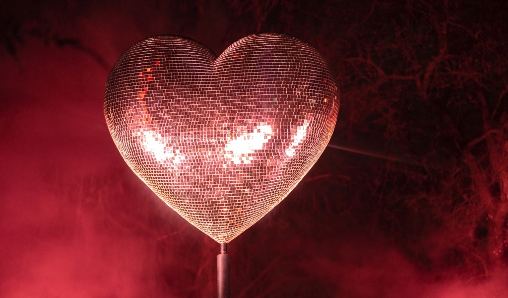 Яркое блестящее сердце в дыму